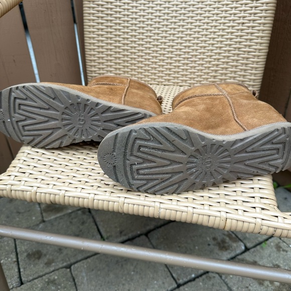 Very gently used Ugg Boots. Only reason I am selling is don’t hardly wear them. - Picture 2 of 9